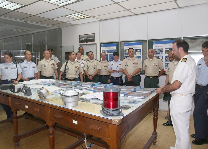 Instituto Hidrográfico recebe a Visita do Curso de Estado-Maior da Escola Superior de Guerra da Colômbia