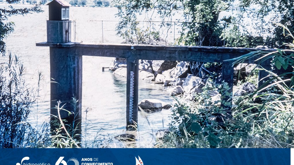 Escala de marés e limnígrafo