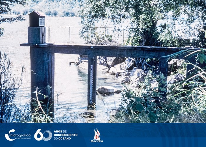 Escala de marés e limnígrafo