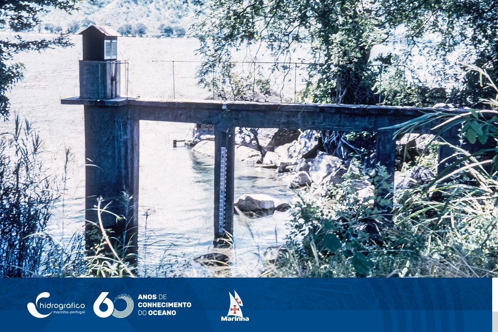 Escala de marés e limnígrafo