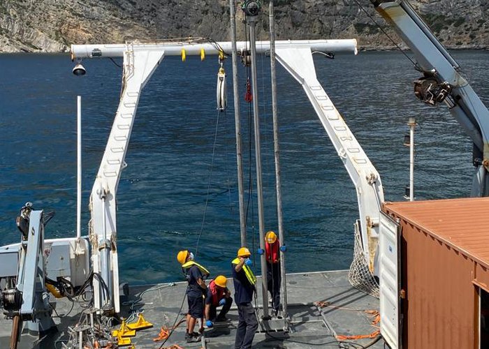 A campanha hidro-oceanográfica do NRP Almirante Gago Coutinho prossegue a caminho da recolocação da boia oceânica de Faro