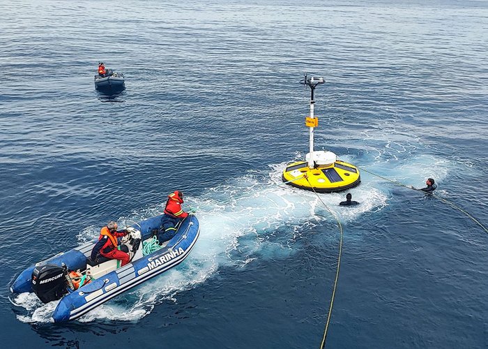 Boia multiparamétrica oceânica de Sines recolhida para manutenção