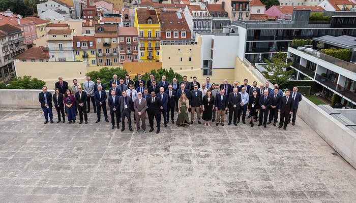 A Marinha Portuguesa teve a honra de organizar e receber a 2ª reunião do NATO Joint Capability Group Maritime Unmanned Systems (NATO JCGMUS), nas instalações do Instituto Hidrográfico, em Lisboa, de 19 a 21 de novembro.  Este evento reuniu 19 países (NATO