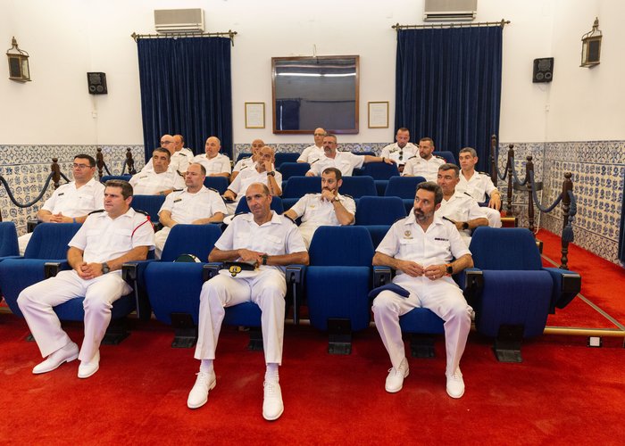 Curso de Promoção a Sargento-chefe visita o Instituto Hidrográfico