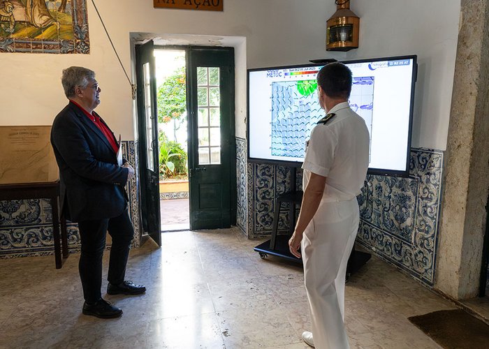 Presidente da Câmara do Seixal visita o Instituto Hidrográfico