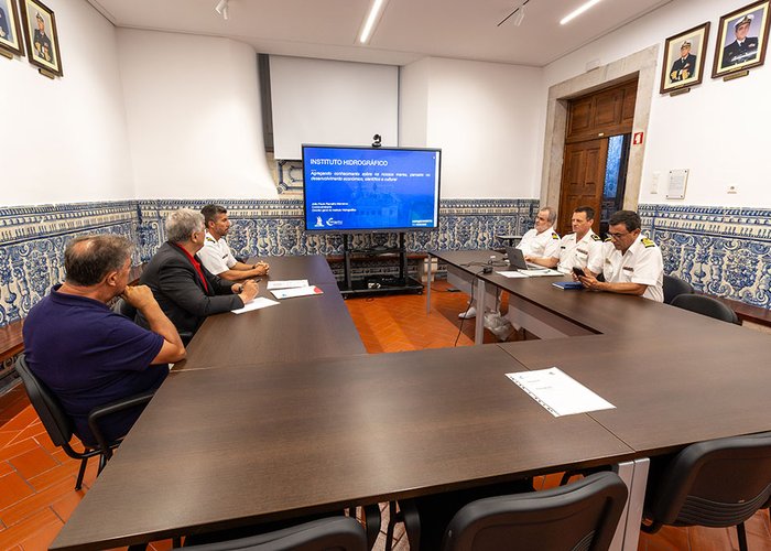 Presidente da Câmara do Seixal visita o Instituto Hidrográfico