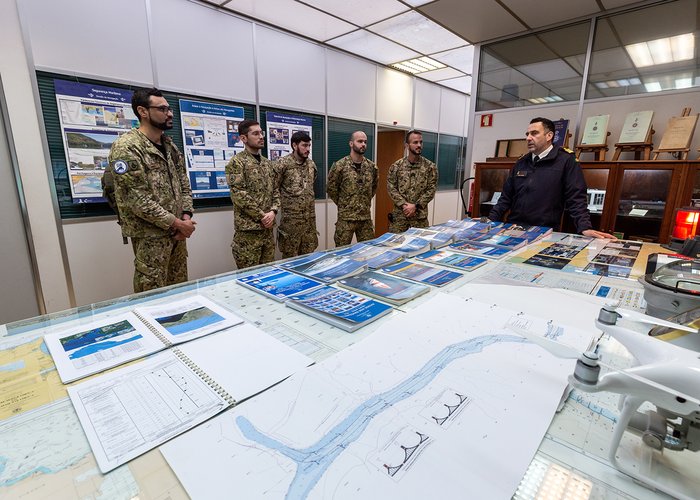 Instituto Hidrográfico recebe visita do Curso de Informação Cartográfica 2026 do CIGeoE
