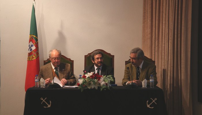 ALM Vidal de Abreu (esq.), Prof. Doutor Menezes Pinheiro e ALM Roque Martins (dir.)