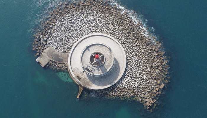 A iluminar a costa, para ajudar a navegação, não existem só faróis…