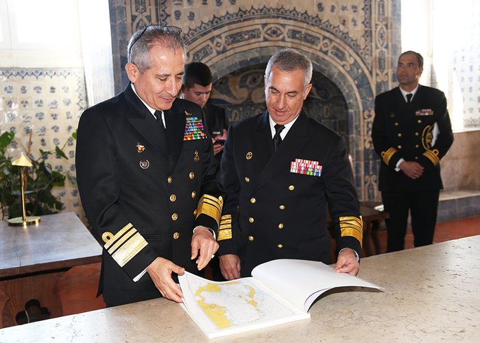 O Comandante da Armada Nacional da República da Colômbia visita o IH