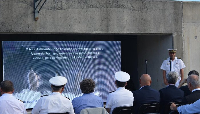 Apresentação pelo comandante do NRP Almirante Gago Coutinho.