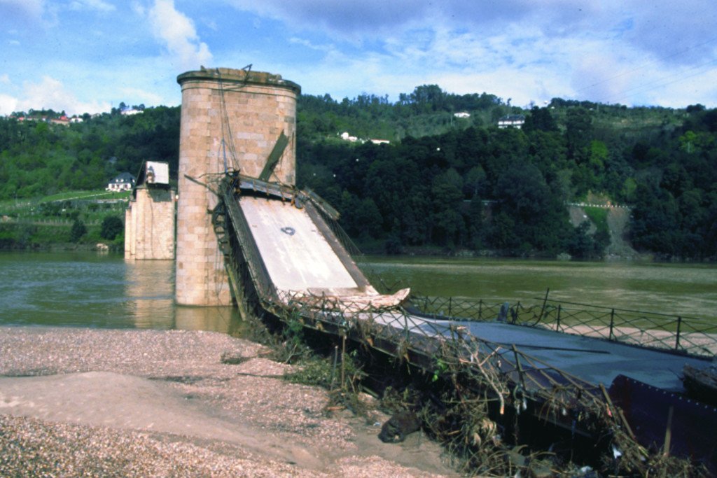 Desabamento da ponte Hintze Ribeiro sobre o Rio Douro, a 4 de Março de 2001