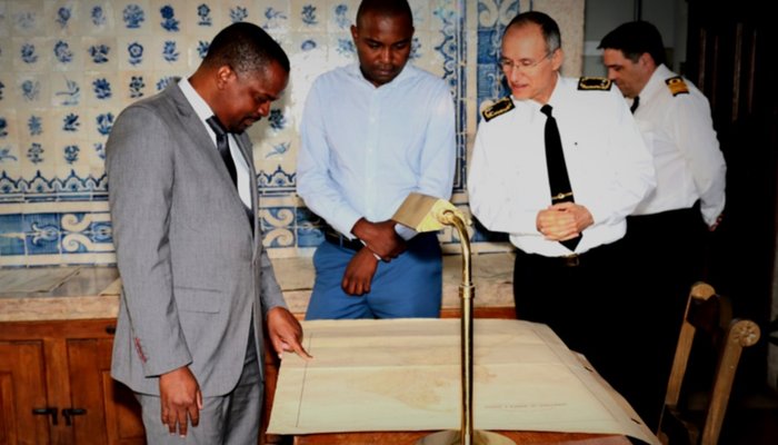 Diretor da Escola de Pesca de Moçambique vista o Instituto Hidrográfico