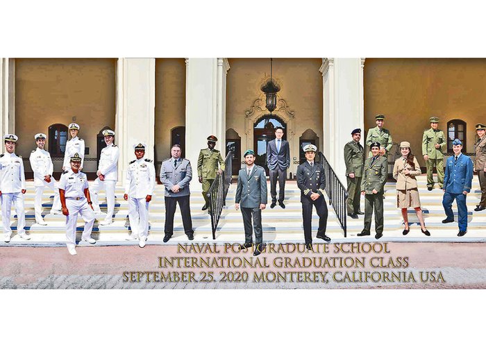 Entrega do diploma no dia da graduação ao primeiro-tenente António Tavares