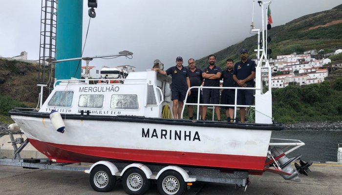 Equipa da BH na ilha do Corvo, juntamente com o agente Penteado da Autoridade Marítima