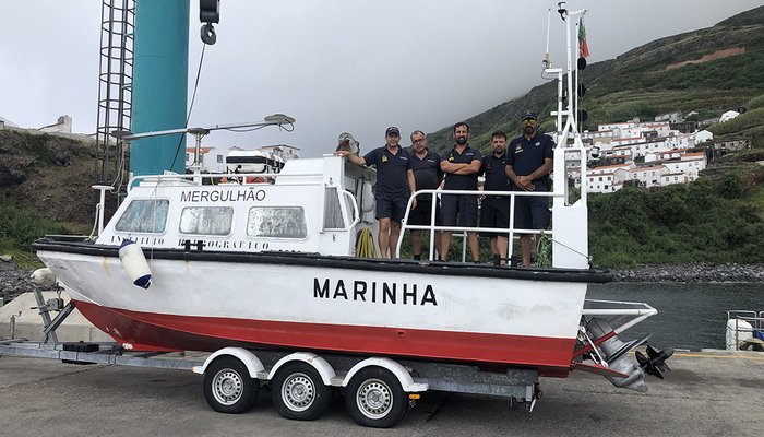 Equipa da Brigada Hidrográfica na ilha do Corvo