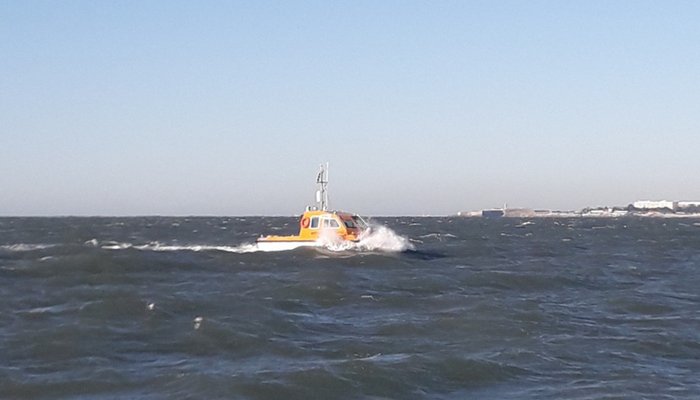 Lancha hidrográfica Azinheira a realizar trabalhos de sondagem