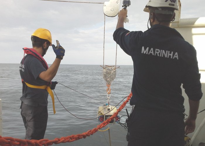 Embarcação “Mestre Silva” localizada pelo NRP Gago Coutinho com uma equipa do Instituto Hidrográfico a bordo