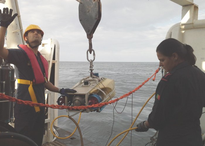 Embarcação “Mestre Silva” localizada pelo NRP Gago Coutinho com uma equipa do Instituto Hidrográfico a bordo