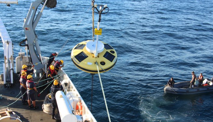 Manutenção da rede de boias.