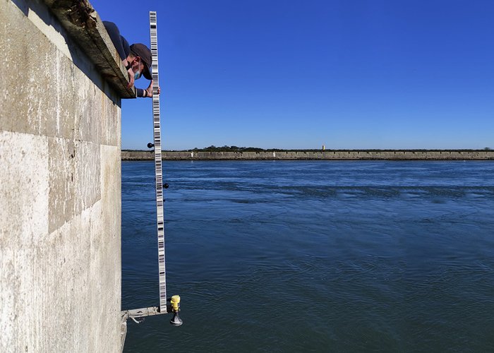 Medição ao suporte da antena do marégrafo
