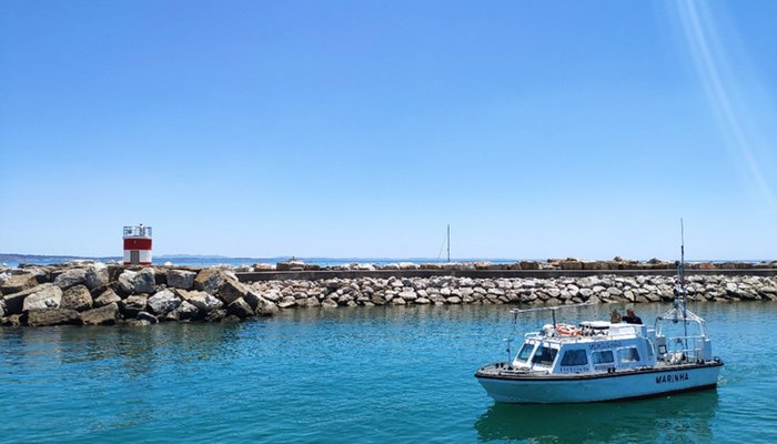 “Mergulhão” a largar do porto de recreio de Oeiras