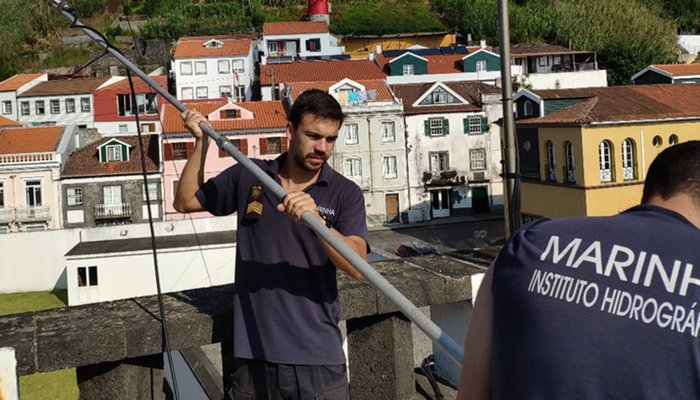 Montagem de sistema multifeixe na “Águas Vivas”