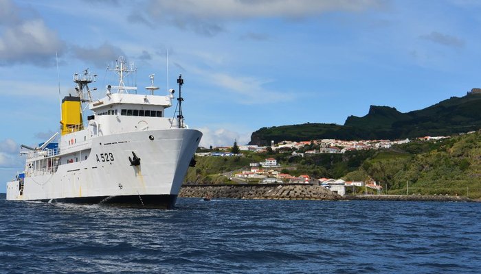Navio a efetuar levantamentos hidrográficos junto às Lajes das Flores