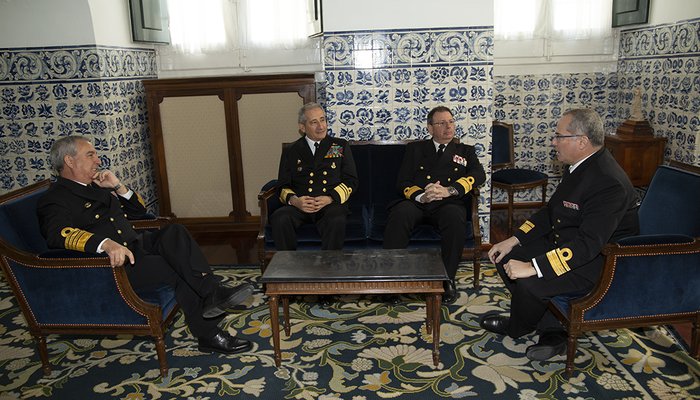 O Comandante da Armada Nacional da República da Colômbia visita o IH