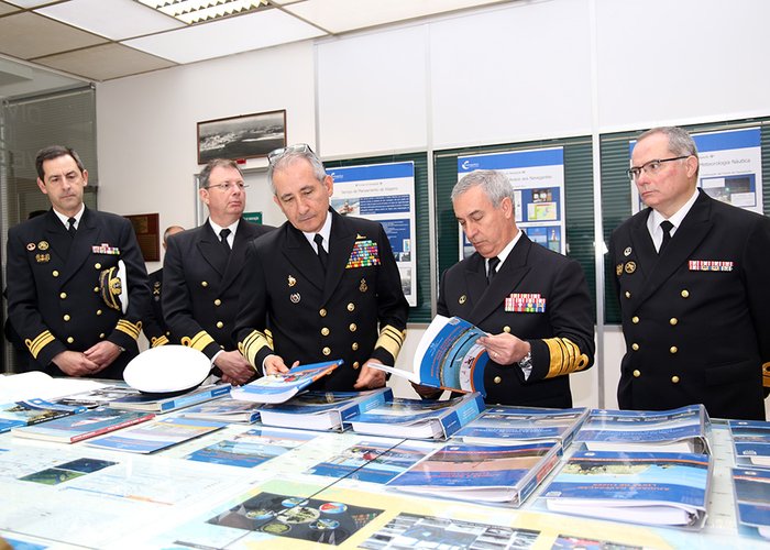 O Comandante da Armada Nacional da República da Colômbia visita o IH