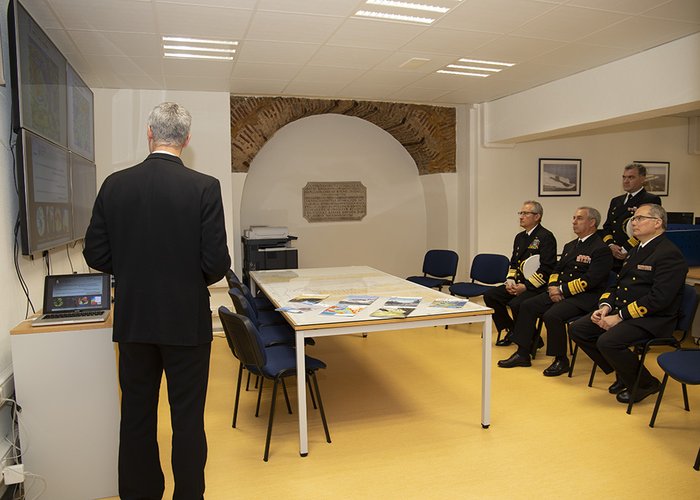 O Comandante da Armada Nacional da República da Colômbia visita o IH