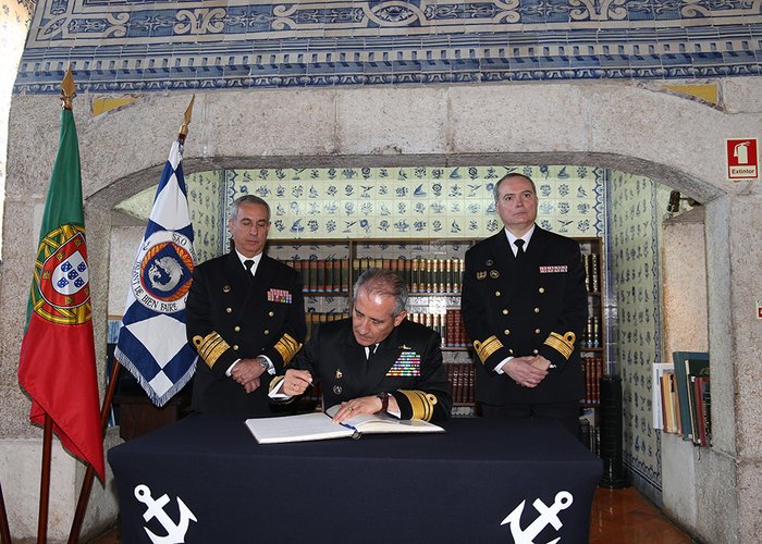 O Comandante da Armada Nacional da República da Colômbia visita o IH