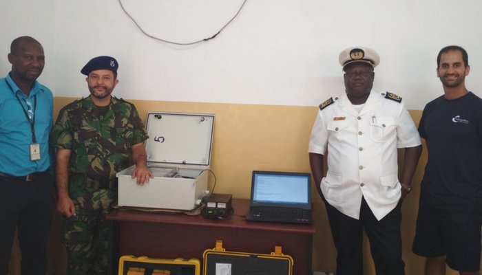 O Sr. Almirante CEMA na estação de processamento dos dados de maré