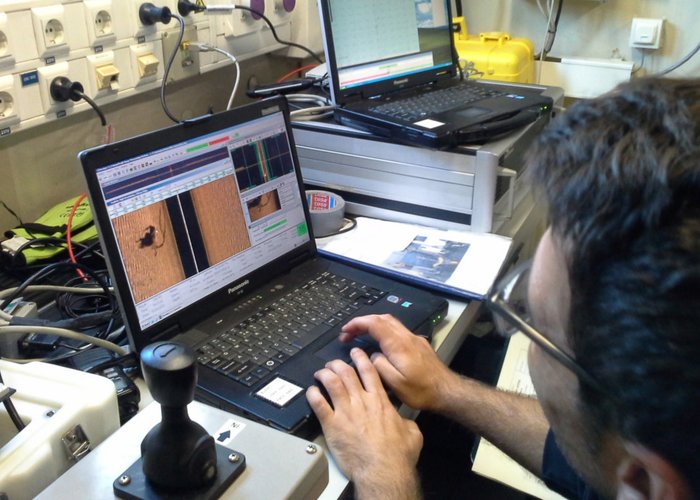 Embarcação “Mestre Silva” localizada pelo NRP Gago Coutinho com uma equipa do Instituto Hidrográfico a bordo