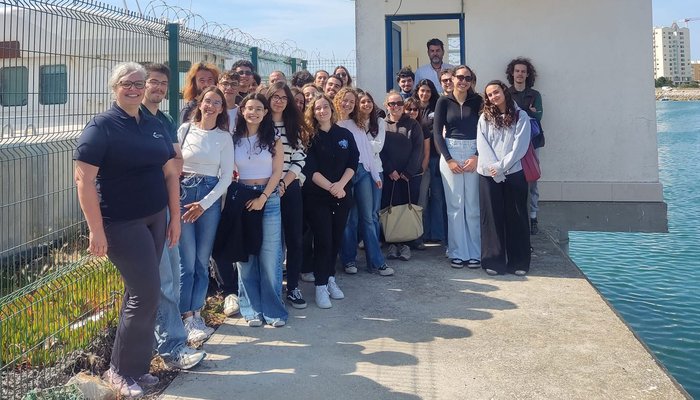 Elementos do Instituto Hidrográfico acompanham visita ao marégrafo de Peniche