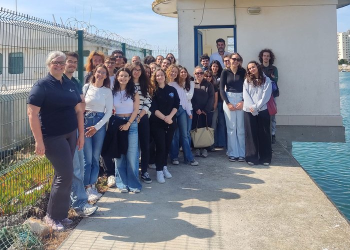 Elementos do Instituto Hidrográfico acompanham visita ao marégrafo de Peniche