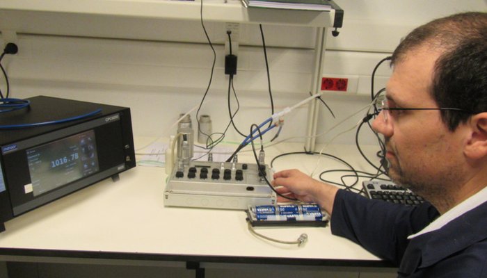 Técnico Luís Alves na Calibração.