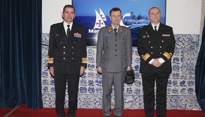 VAlm Novo Palma (esq.), Tenente-general Esa Pulkkienen e CAlm Ventura Soares (dir.)