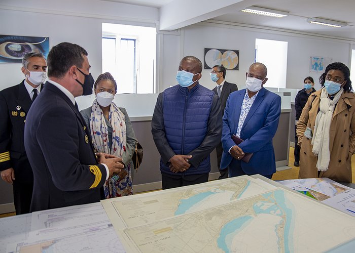 A campanha hidro-oceanográfica do NRP Almirante Gago Coutinho prossegue a caminho da recolocação da boia oceânica de Faro